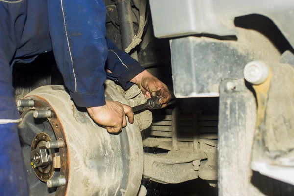 Μηχανικός χέρια βρώμικο αυτοκίνητο εξέταση αυτοκινήτου αυτοκινήτου σε επισκευή πρατήριο — Φωτογραφία Αρχείου