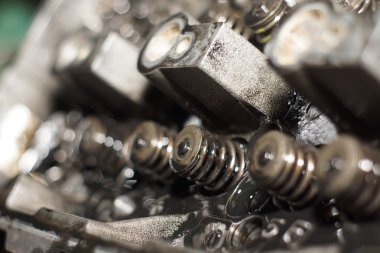 Mekanik el motoru tamir ederken anahtar ile fındık sıkın