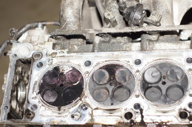 Mekanik el motoru tamir ederken anahtar ile fındık sıkın