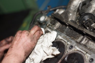 Mekanik el motoru tamir ederken anahtar ile fındık sıkın