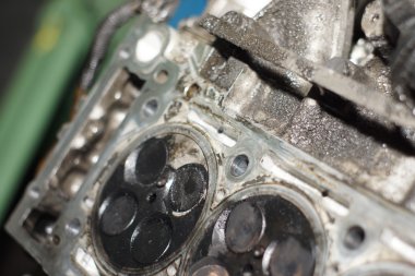 Mekanik el motoru tamir ederken anahtar ile fındık sıkın