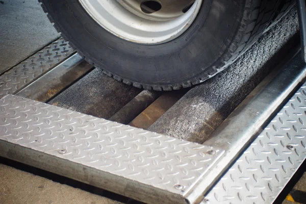 Fahrzeug, während der Rollenbremsprüfstand — Stockfoto