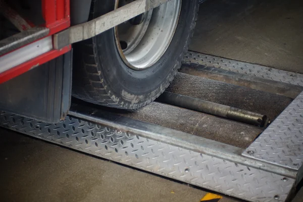 Fahrzeug, während der Rollenbremsprüfstand — Stockfoto