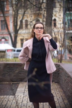 pembe ceket portre Kiev kız