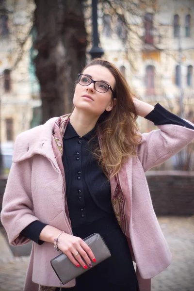 Mädchen im rosa Mantel Porträt in Kiew — Stockfoto