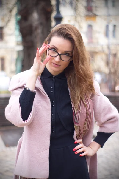 Mädchen im rosa Mantel Porträt in Kiew — Stockfoto