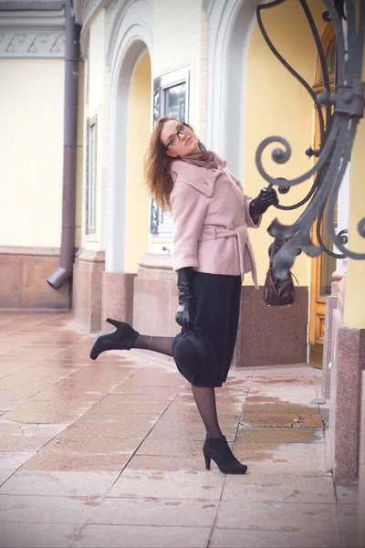 Mädchen im rosa Mantel Porträt in Kiew — Stockfoto