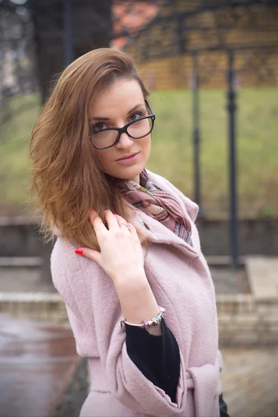 Dívka v růžový kabát portrét v Kyjevě — Stock fotografie