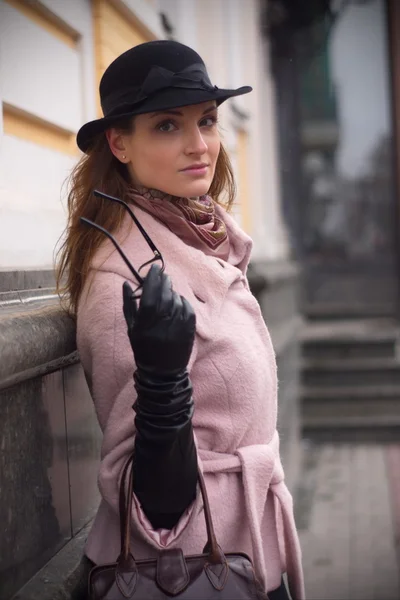 キエフでのピンクのコートの肖像画の女の子 — ストック写真