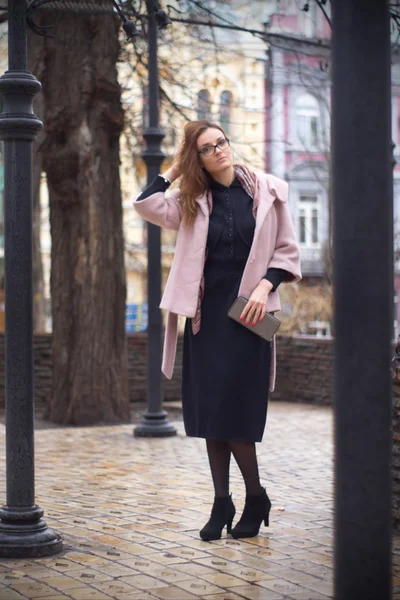 Chica en un retrato de abrigo rosa en Kiev — Foto de Stock