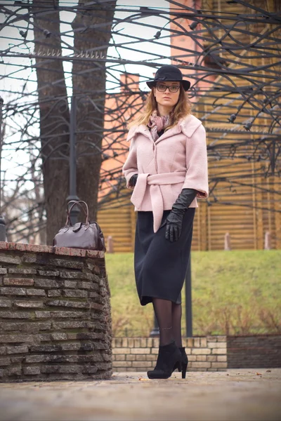 Mädchen im rosa Mantel Porträt in Kiew — Stockfoto