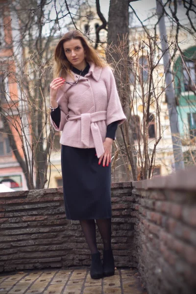 Mädchen im rosa Mantel Porträt in Kiew — Stockfoto