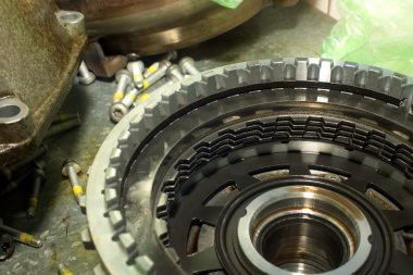 Aracın şanzıman parçaları. 