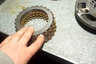 Aracın şanzıman parçaları. 