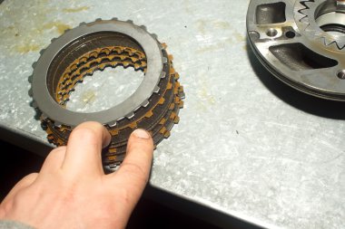 Aracın şanzıman parçaları. 