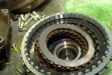 Aracın şanzıman parçaları. 