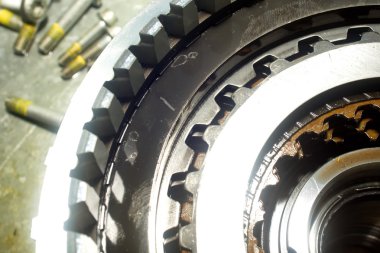 Aracın şanzıman parçaları. 