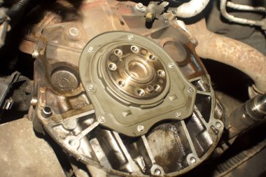 Aracın şanzıman parçaları. 