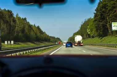 arabanın sürücüsü içeriden yol görünümünde sürmek