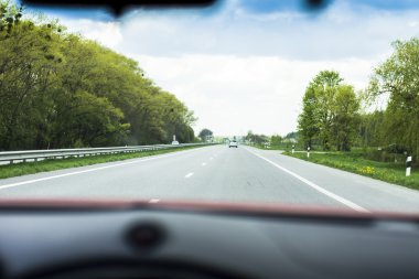 arabanın sürücüsü içeriden yol görünümünde sürmek