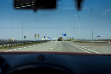 arabanın sürücüsü içeriden yol görünümünde sürmek