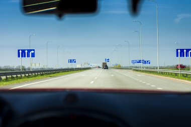 arabanın sürücüsü içeriden yol görünümünde sürmek