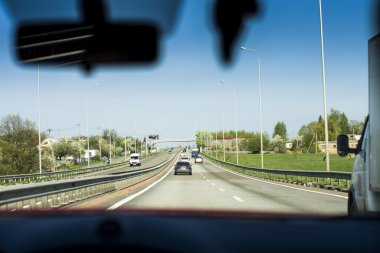 arabanın sürücüsü içeriden yol görünümünde sürmek