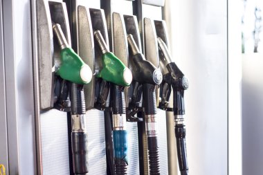 Erkek el araba yakıt dolum istasyonu ile dolumu