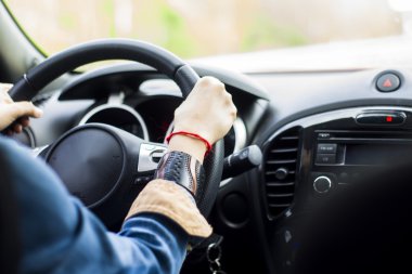 Kadın sürücü araba kullanıyor.