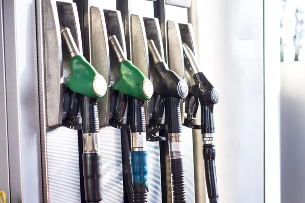 Mano masculina llenando el coche con combustible en una estación de servicio — Foto de Stock