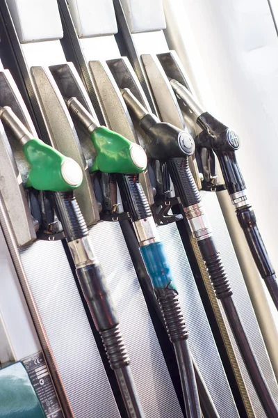 Mano masculina llenando el coche con combustible en una estación de servicio — Foto de Stock