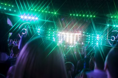 kalabalık tezahürat müzik konserinde