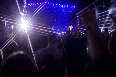 kalabalık tezahürat müzik konserinde
