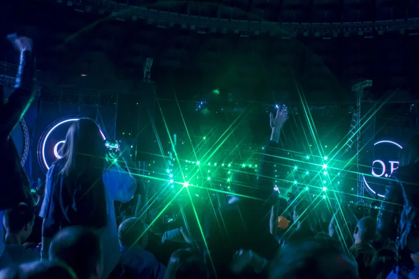 Multitud animando en el concierto de música — Foto de Stock