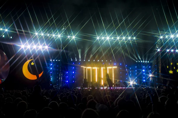 Multitud animando en el concierto de música — Foto de Stock