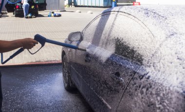Akan su ve köpükle araba yıkama.