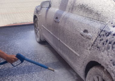 Akan su ve köpükle araba yıkama.