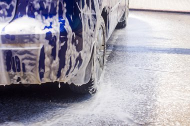 Akan su ve köpükle araba yıkama.