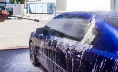 Akan su ve köpükle araba yıkama.