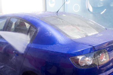 Akan su ve köpükle araba yıkama.