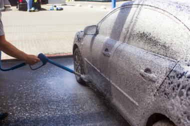 Akan su ve köpükle araba yıkama.