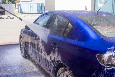 Akan su ve köpükle araba yıkama.