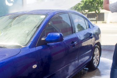 Akan su ve köpükle araba yıkama.