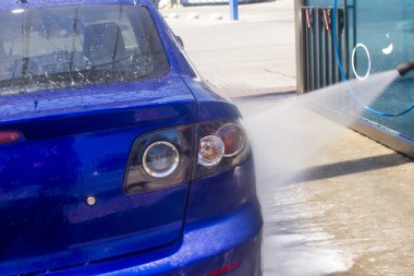 Akan su ve köpükle araba yıkama.