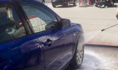 Akan su ve köpükle araba yıkama.