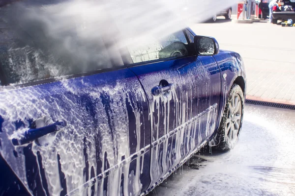 Akan su ve köpükle araba yıkama.