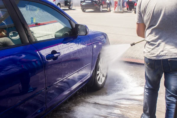 Lavado de coches con agua corriente y espuma. — Foto de Stock