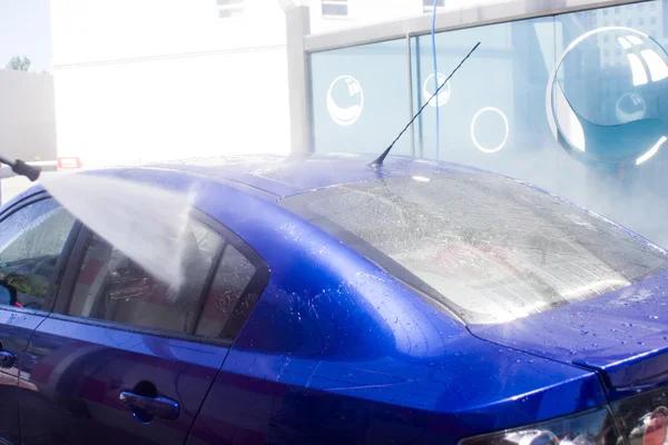 Lavado de coches con agua corriente y espuma. —  Fotos de Stock