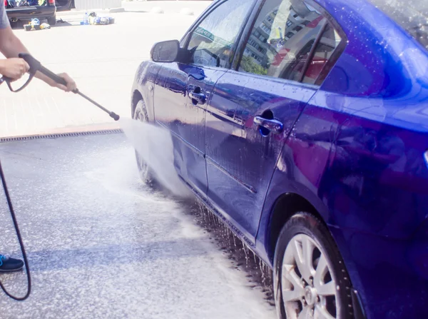 Lavado de coches con agua corriente y espuma. — Foto de Stock