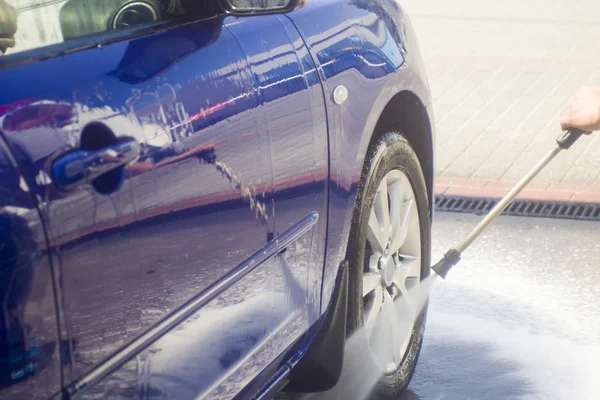 Lavado de coches con agua corriente y espuma. — Foto de Stock